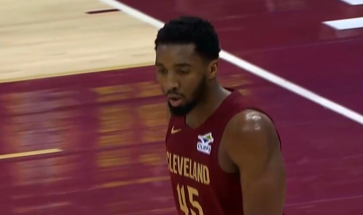 德州扑克APP-确实厉害！施罗德不停球传球 米切尔不沉球三分压哨空心命中！